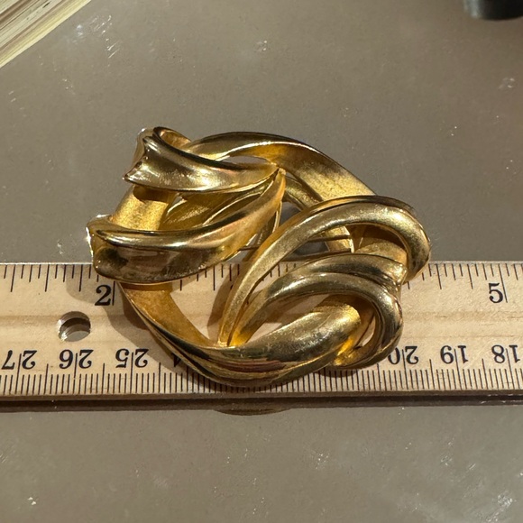 Vintage Fernando Originals gold tone abstract wreath brooch pin - Picture 3 of 13